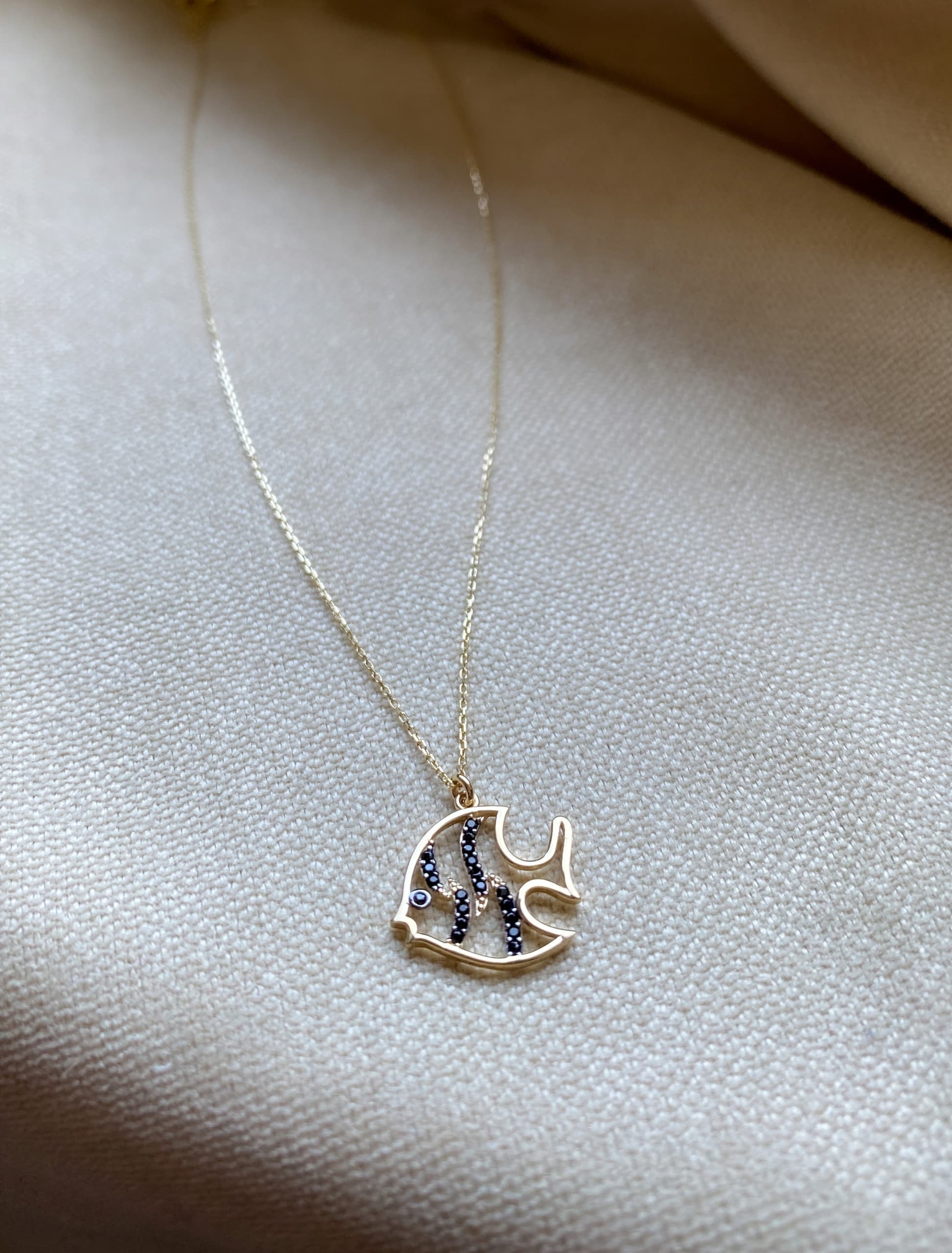 Złoty naszyjnik 585 RYBA Z CYRKONIAMI