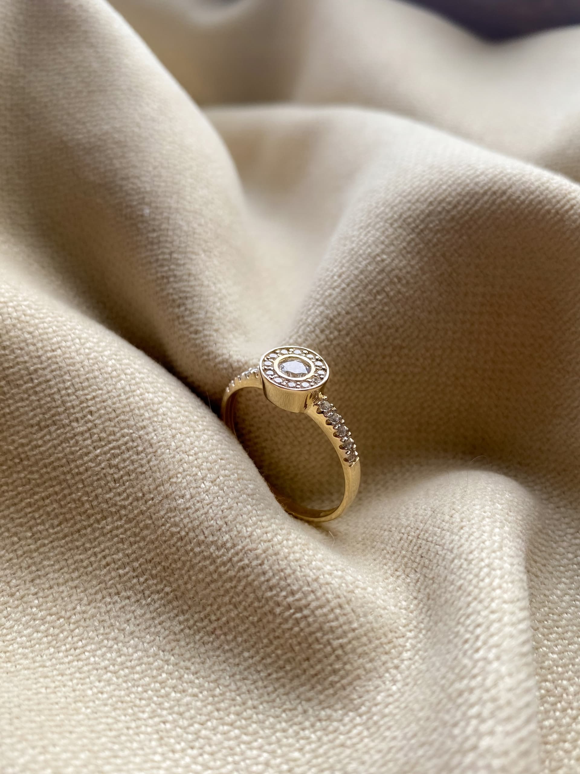 Złoty pierścionek 585 DUŻA CYRKONIA