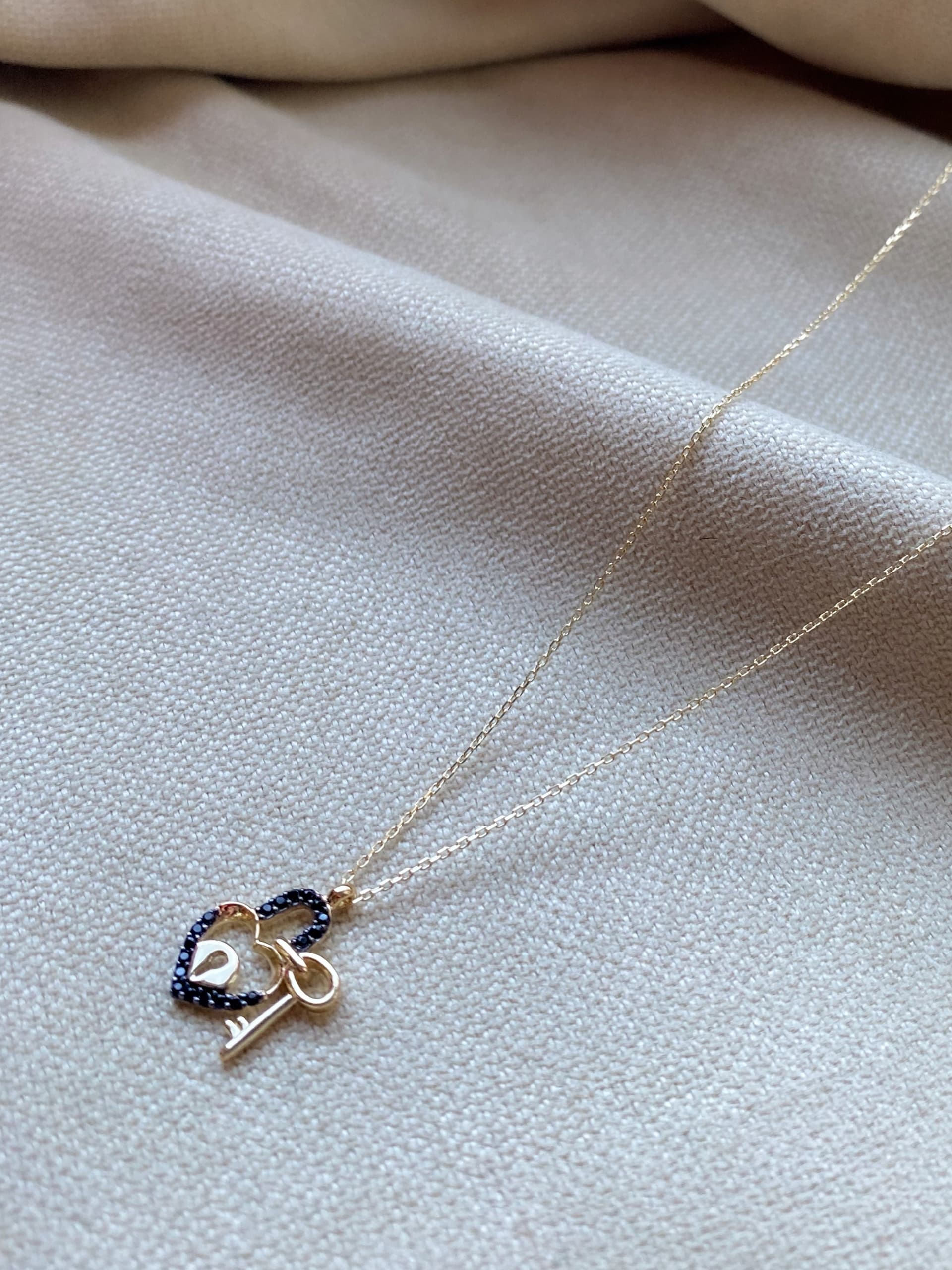 Złoty naszyjnik 585 KŁÓDKA Z ONYKSAMI