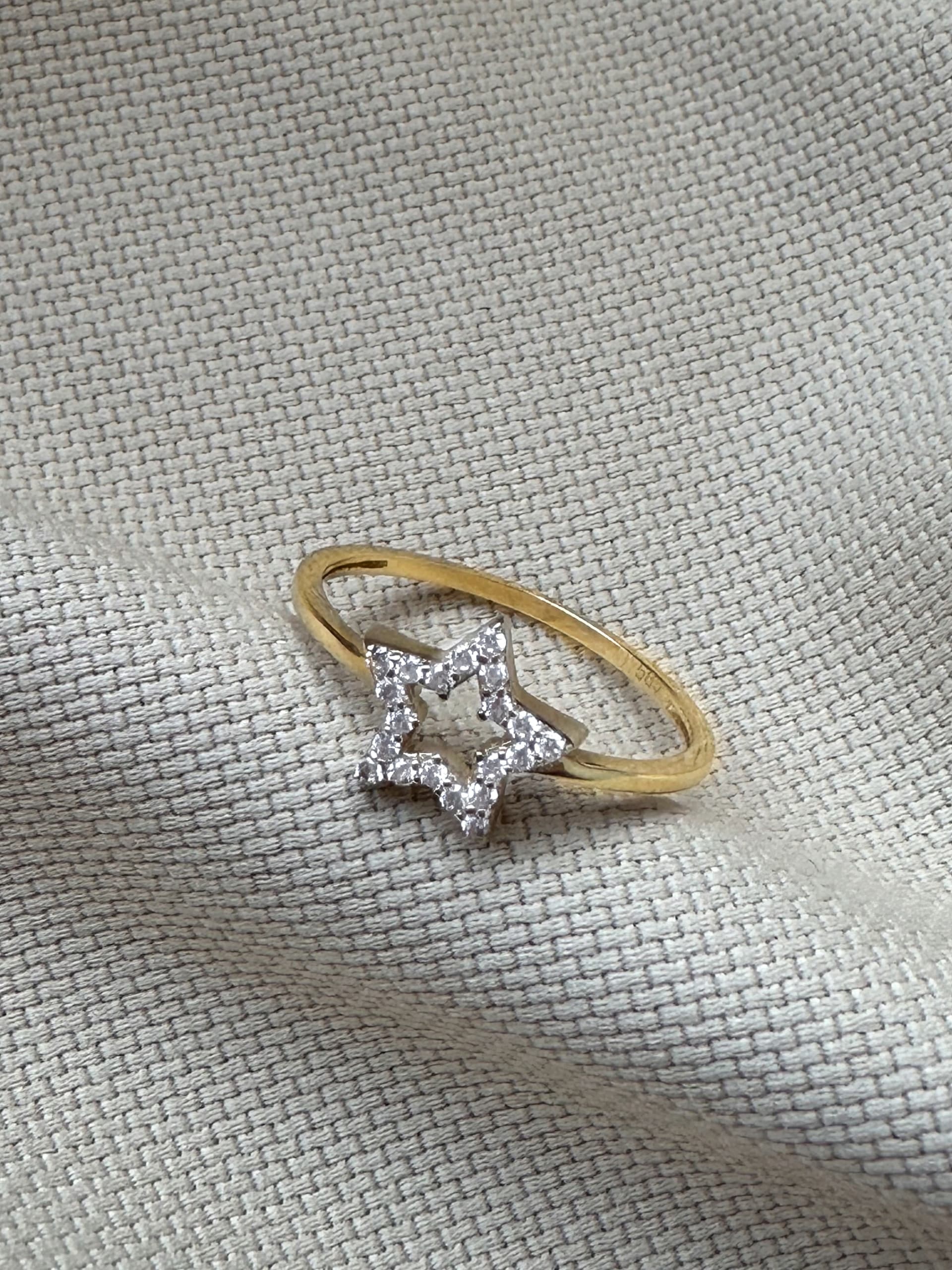 Złoty pierścionek 585 GWIAZDKA Z CYRKONIAMI