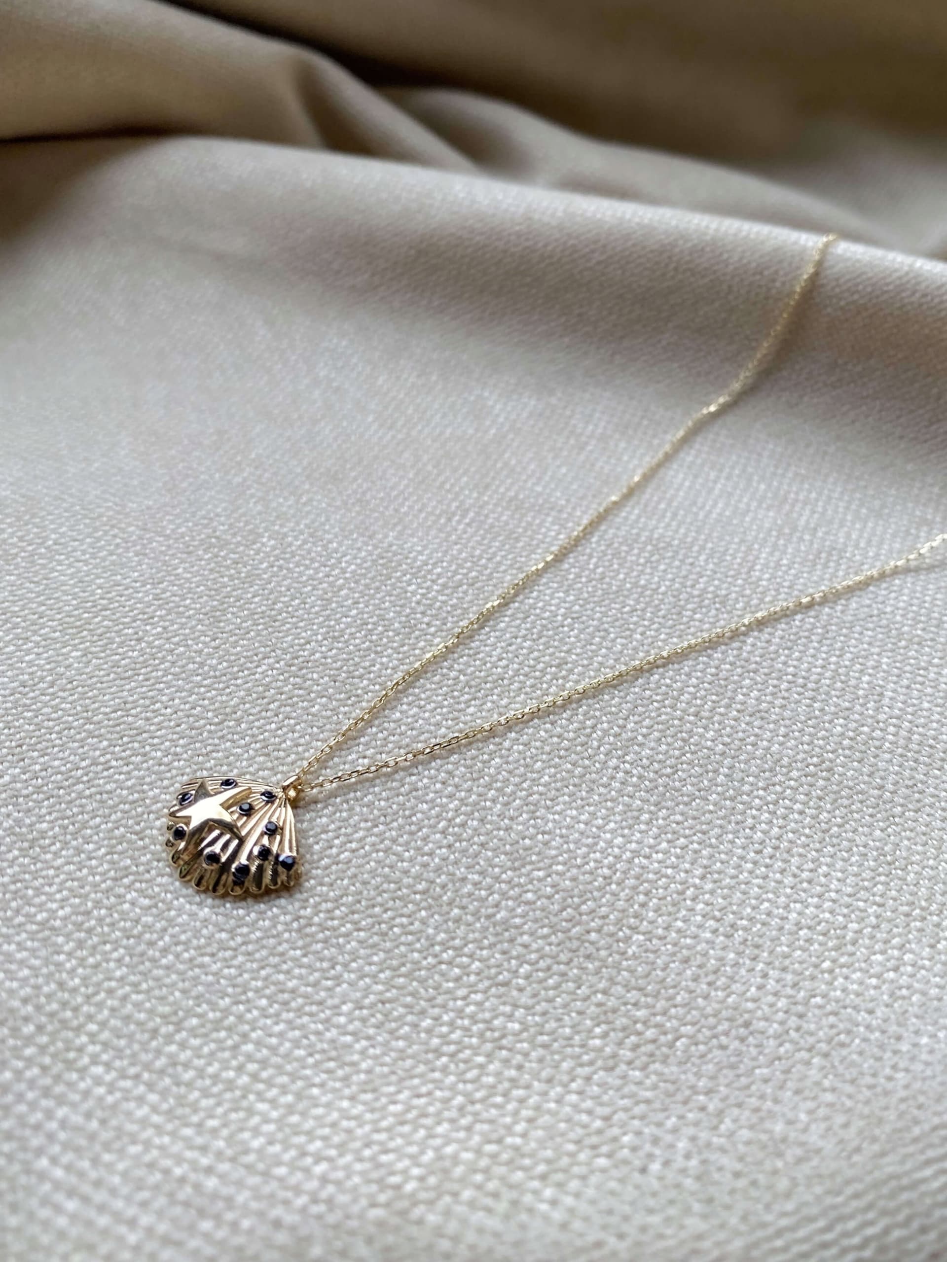 Złoty naszyjnik 585 MUSZELKA Z ONYKSAMI