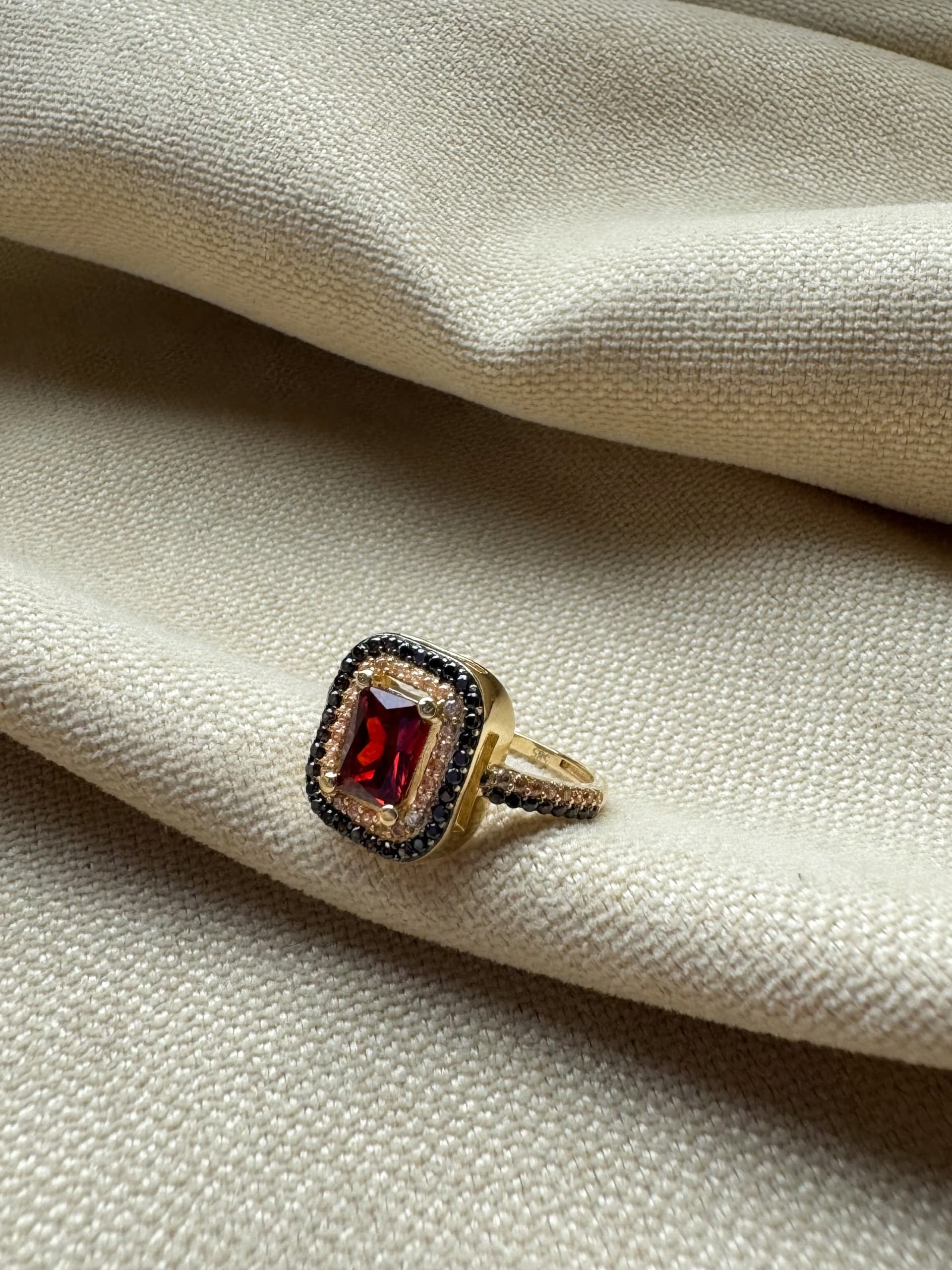 Złoty pierścionek 585 CZERWONY KAMIEŃ