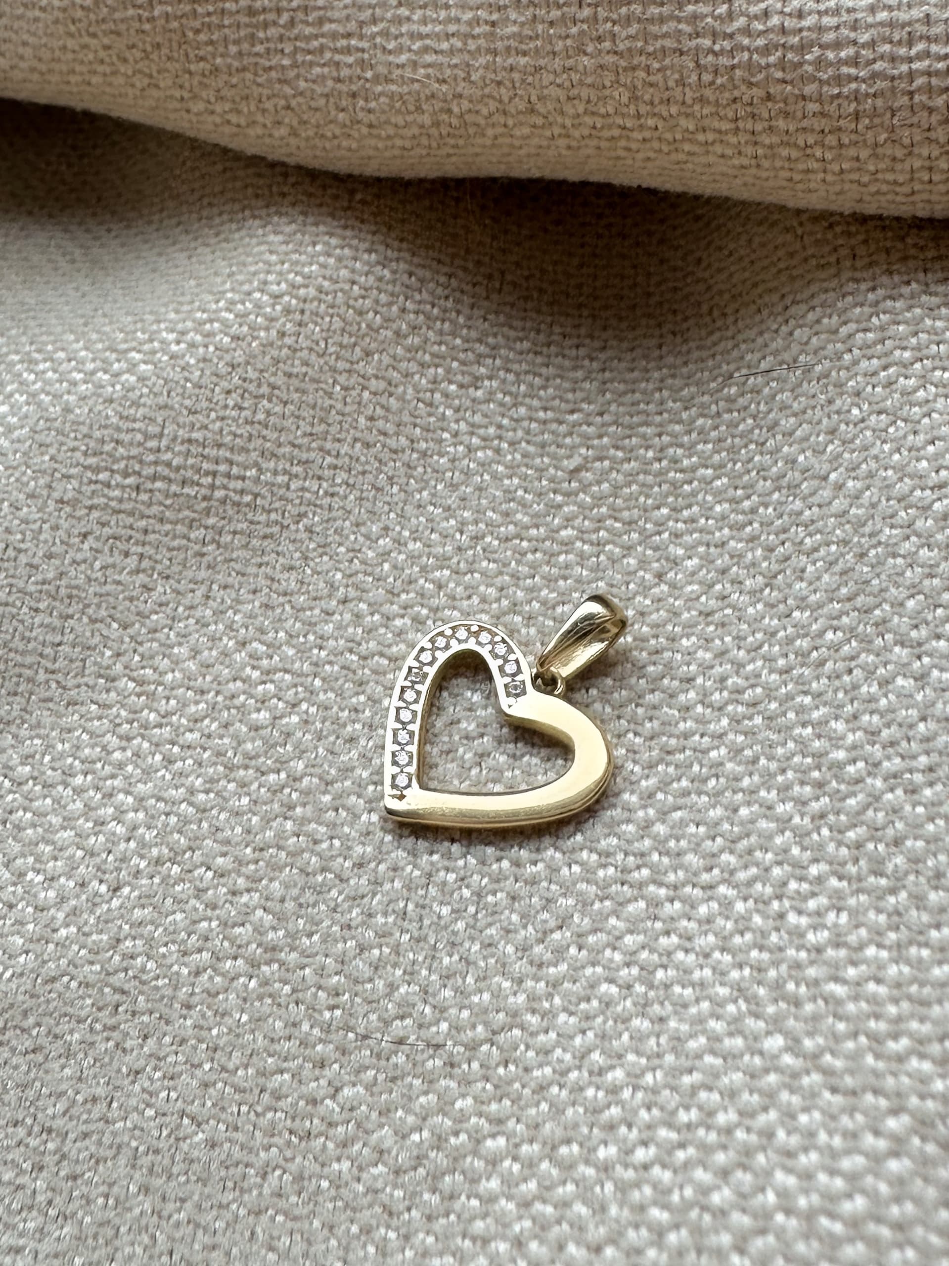 Złota zawieszka 585 SERCE Z CYRKONIAMI