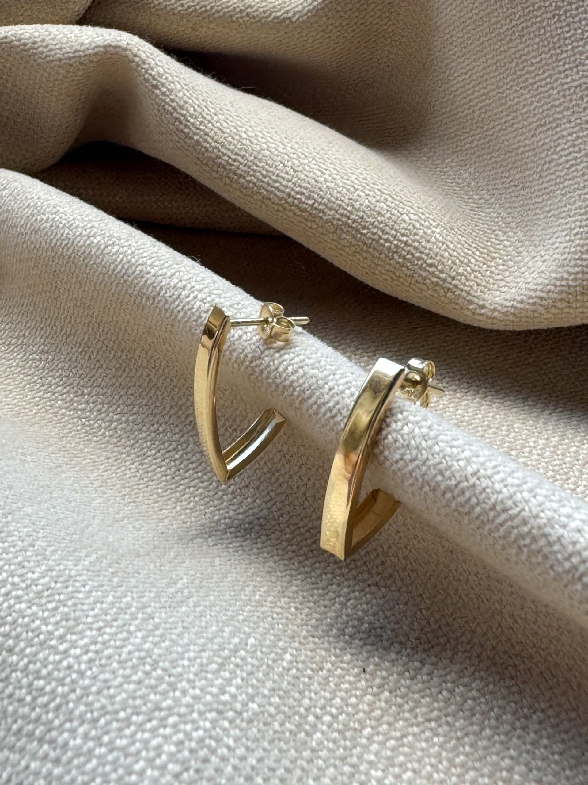 Złote kolczyki 585 ASYMETRYCZNE ŁUKI