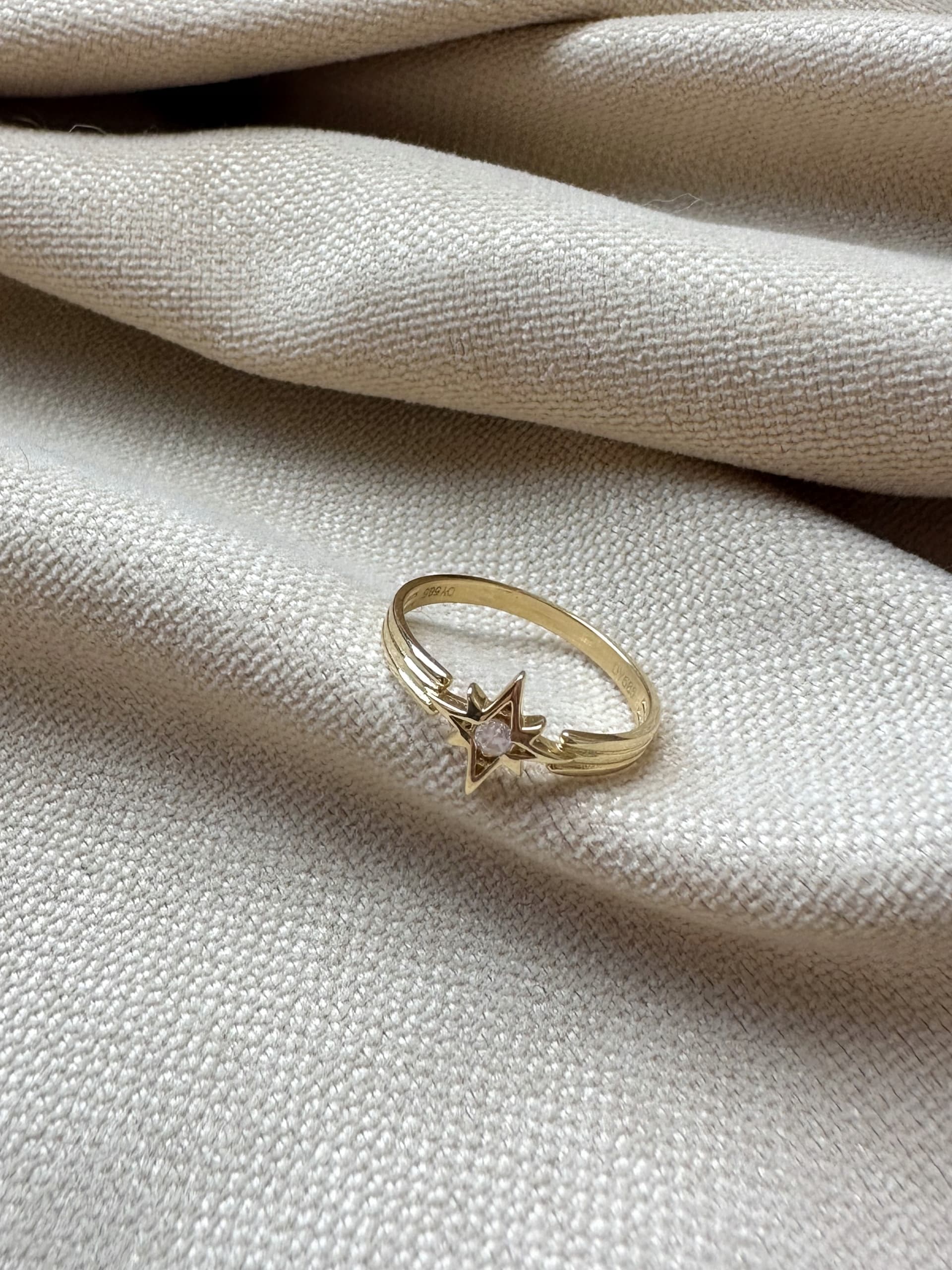 Złoty pierścionek 585 GWIAZDA Z CYRKONIAMI