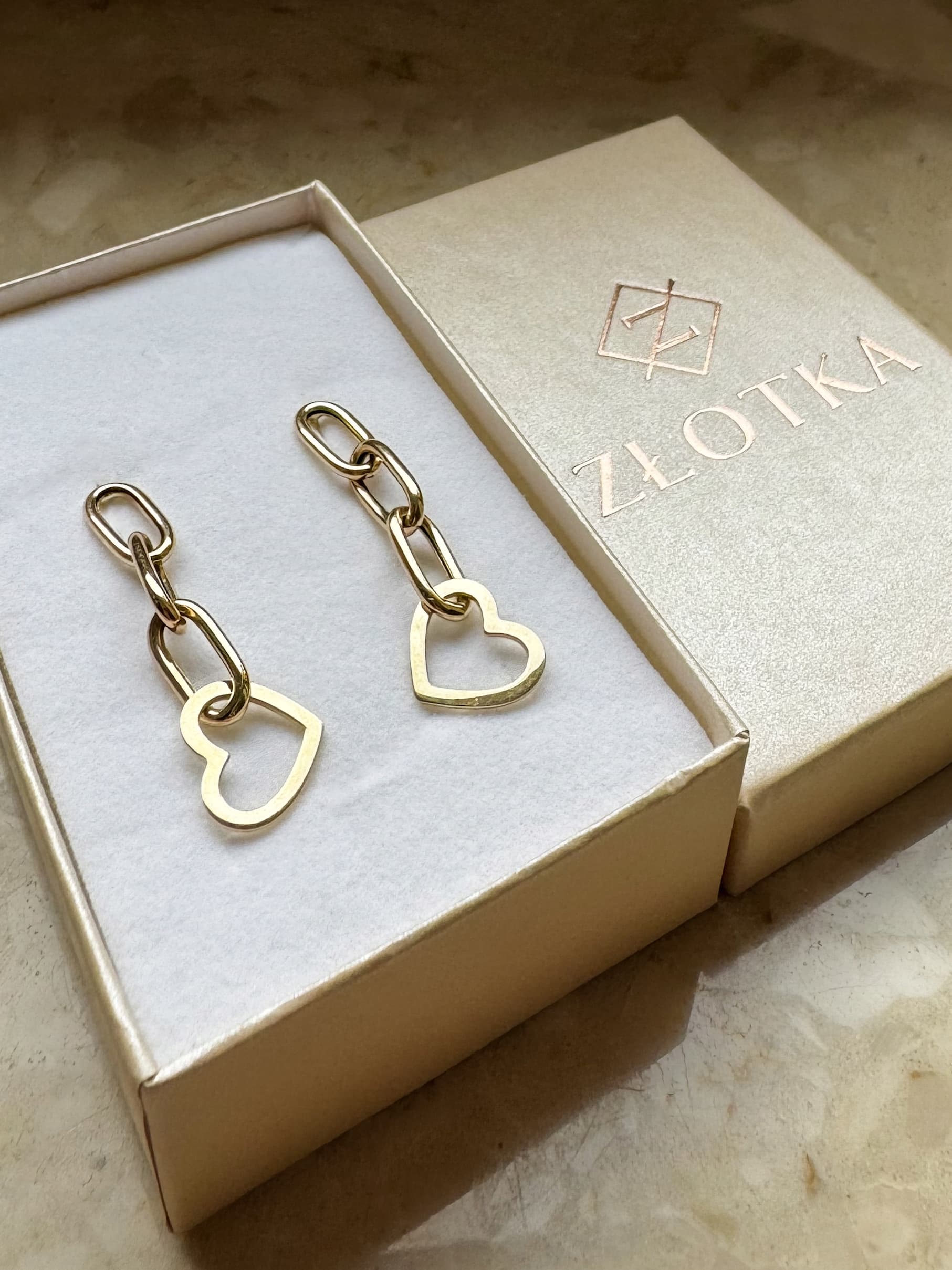 Złote kolczyki próba 585 WISZĄCE Z SERCEM